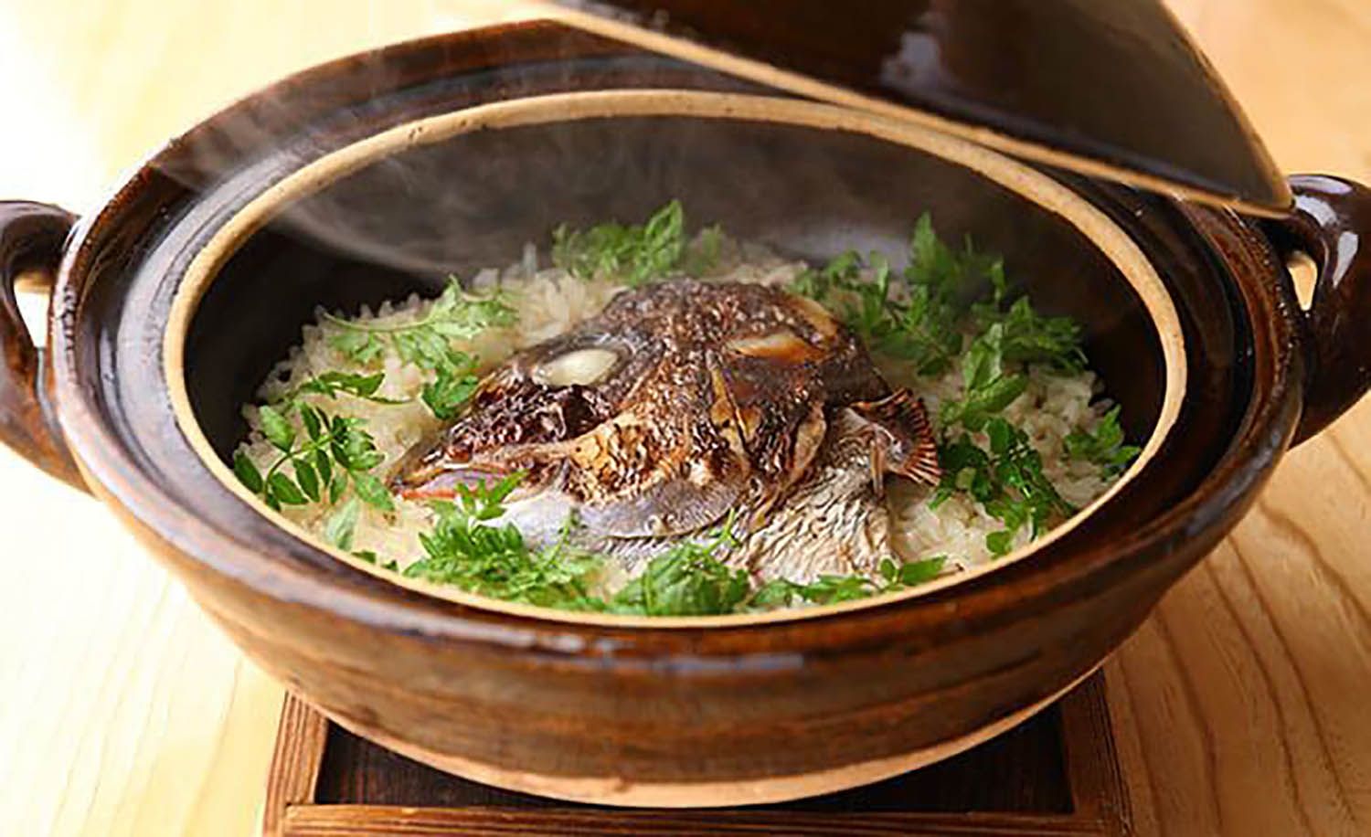 季節の移ろいを五感で感じられる『季節の炊き込み御飯』。冬は蟹、夏は玉蜀黍など、四季折々の食材を使用。『鯛めし』は春先の2か月のみ味わえる。「米には米」という料理長の言葉通り、日本酒を合わせるのも粋
