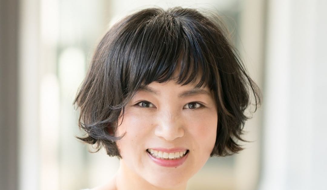 加齢で広がり うねる髪という弱点を 武器 に変えるショートヘアとは 40代女性の髪型 Precious Jp プレシャス