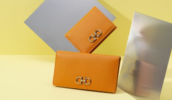 品格を日常に！「フェラガモ」の本命財布｜端正な薄手シェイプを鮮やかに彩るチアフルな新色ターメリック