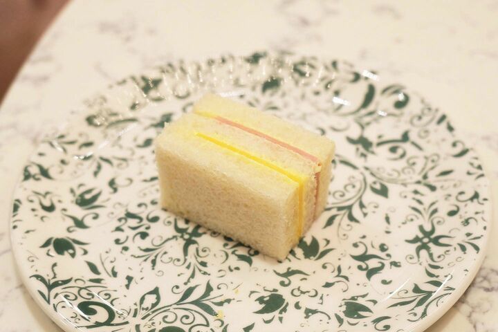 ANAインターコンチネンタルホテル東京「フェスティブ・アフタヌーンティー」の「ハムとチーズのサンドイッチ」