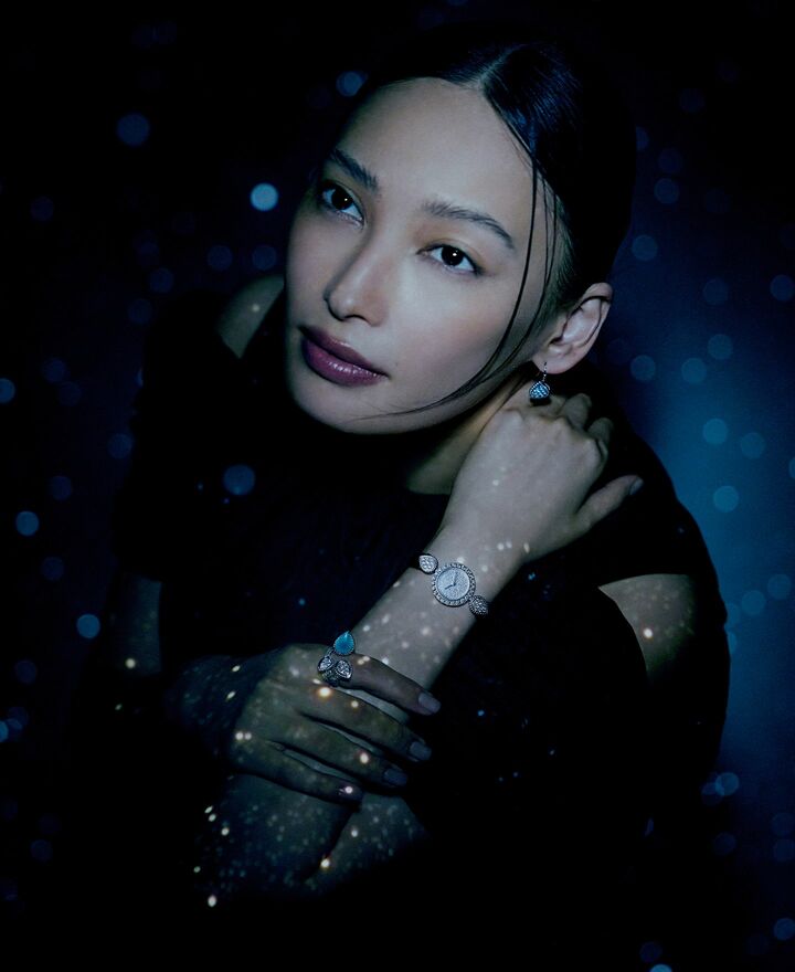 「ブシュロン」の時計『セルパンボエム』を着用した大政絢さん