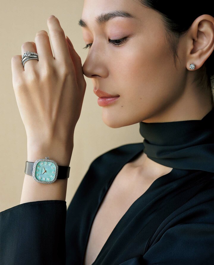 ティファニーのジュエリーと時計を着用したモデルの大塚まゆかさん