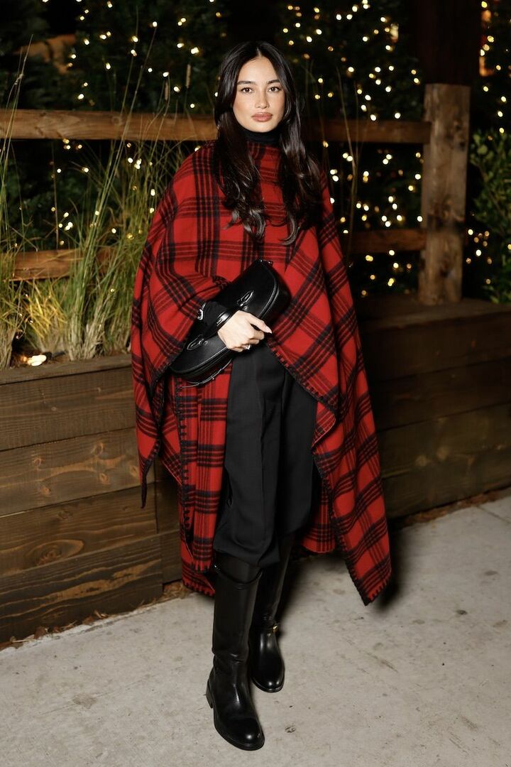 ポンチョがほっこりしないよう、ツヤのあるクラッチバッグを抱えてこなれ感をアピール。