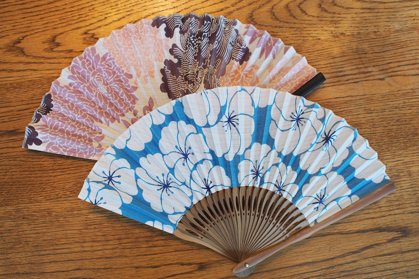 扇子(桐箱入り)各¥5,500(KAGUWA )