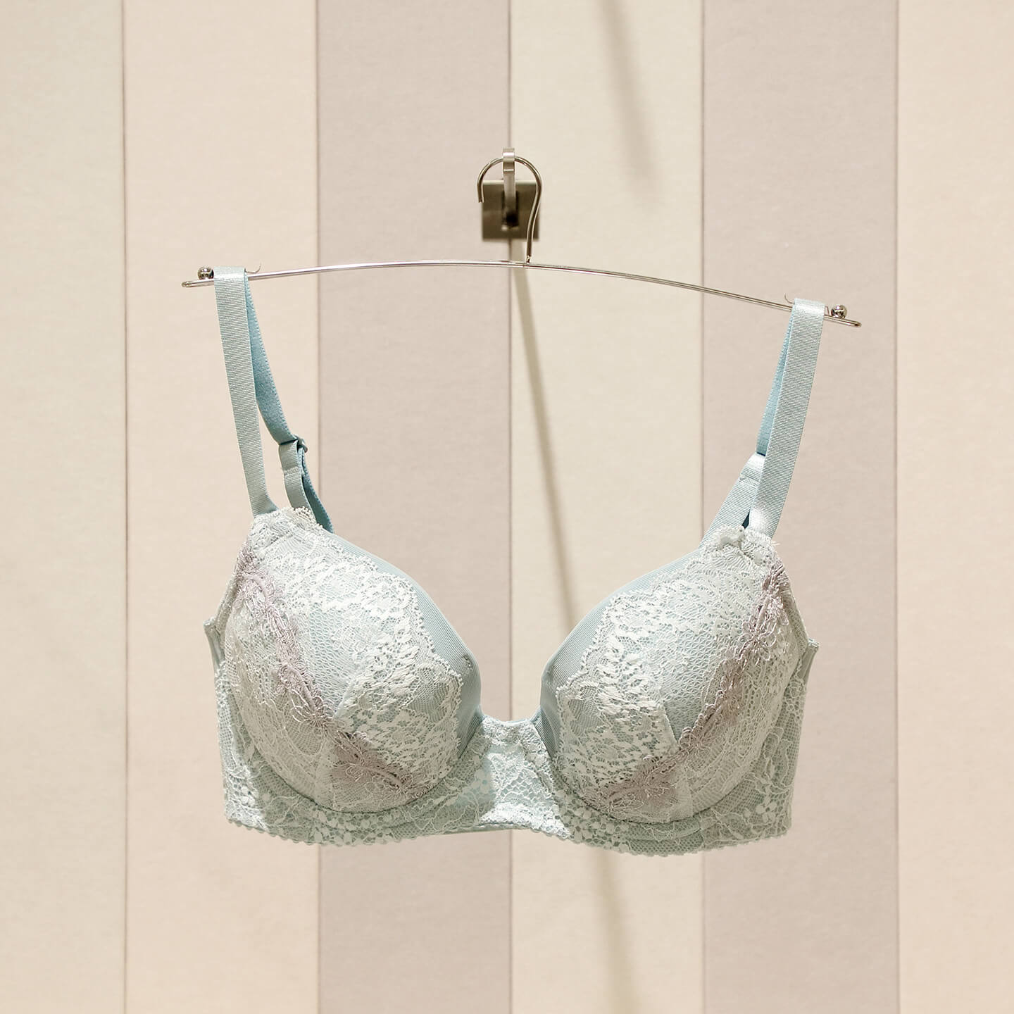 「ラゼ」のシルエットメイクブラ