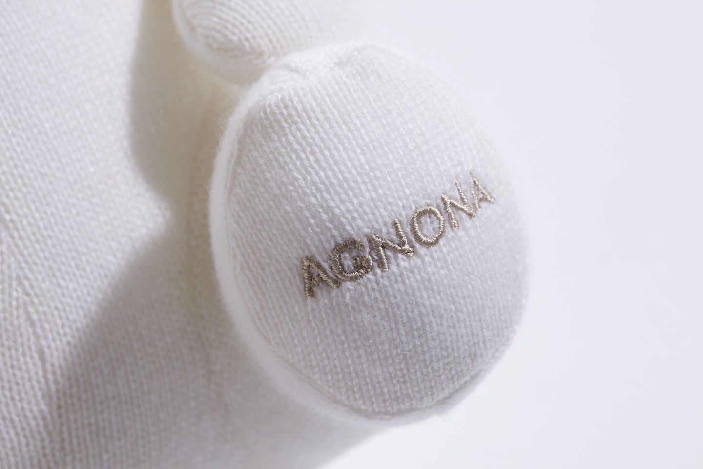 贅沢なホワイトカシミヤのベアーには、「AGNONA」のゴールドの刺しゅうが施され、さりげないリッチ感をまとっています