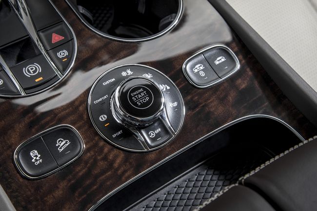 車高調整付きのエアサスペンションとアダプティブダンパーが極上の乗り心地を実現。充実した4WDドライブモードで安心感も抜群だ。