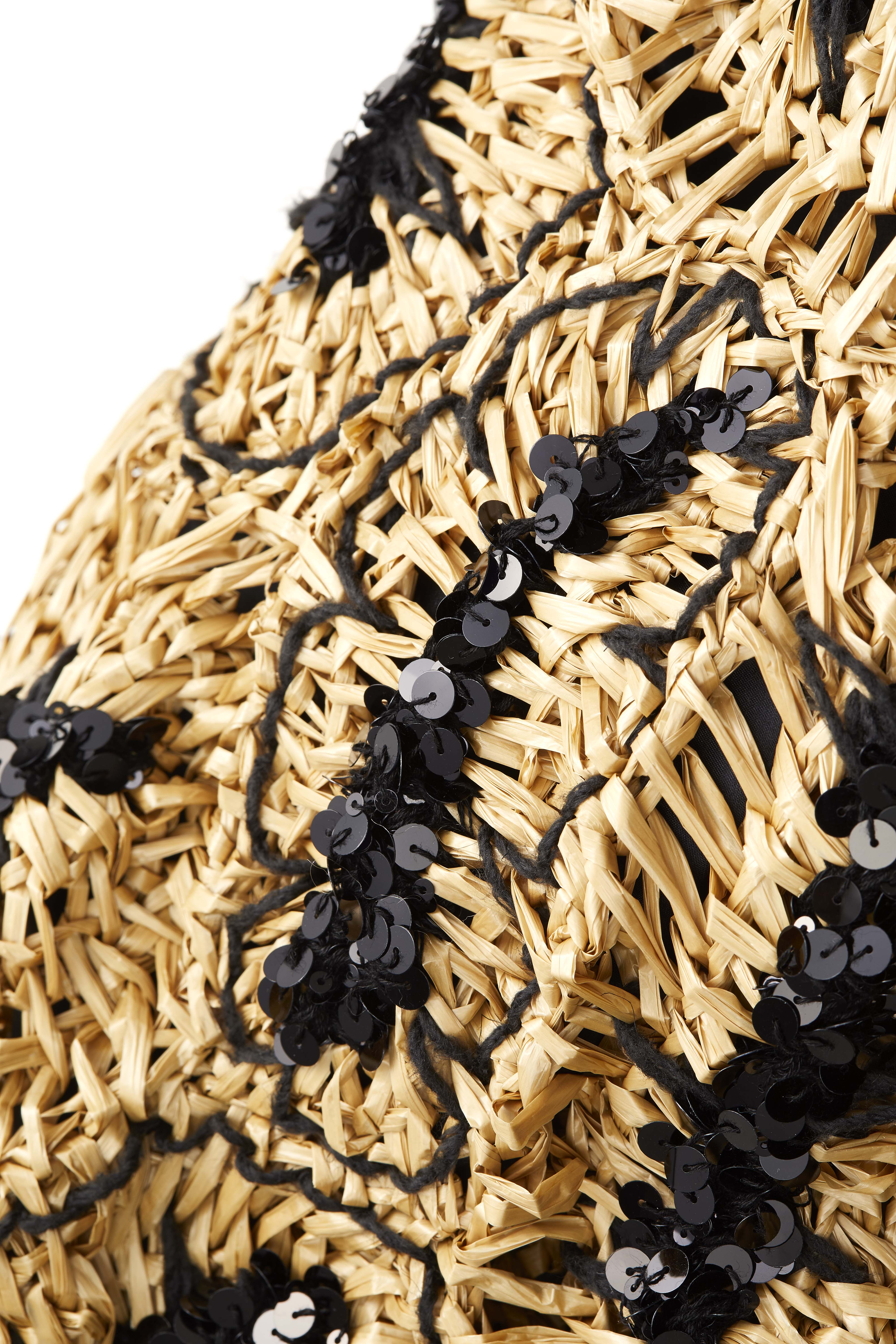 黒のスパンコールがシックに煌く