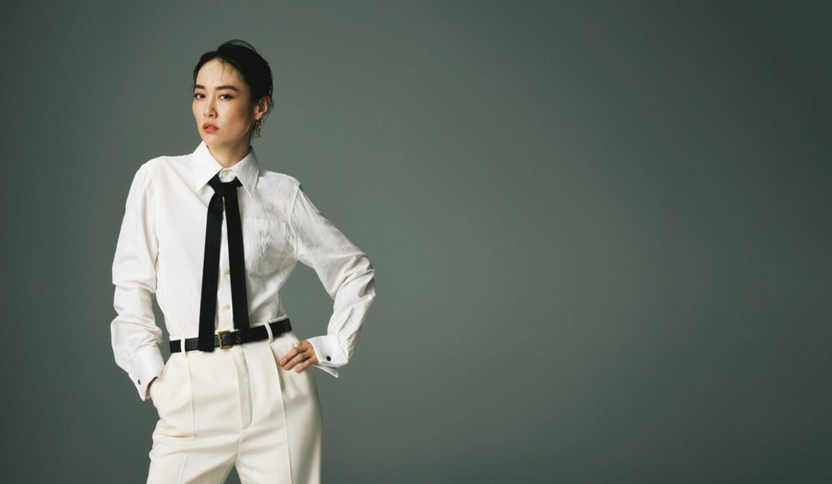 俳優・菊地凛子さんが「サンローラン」白シャツで魅せる【今こそ “白