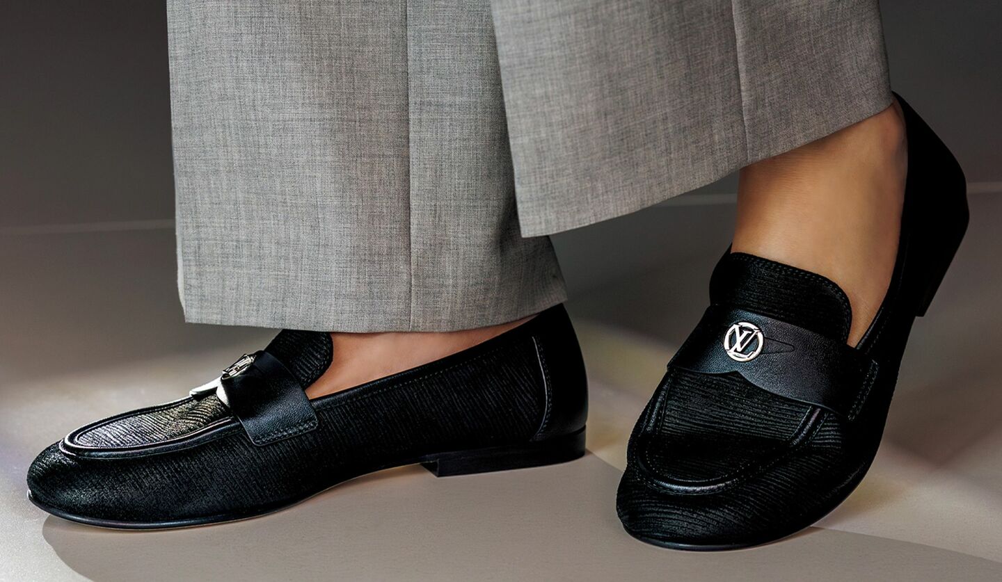 サドルベルトやかかと部分に同系色のスムースレザーが配され、黒一色でも洒落感を放つ。ルイ・ヴィトンの新作『ソーホー ローファー』