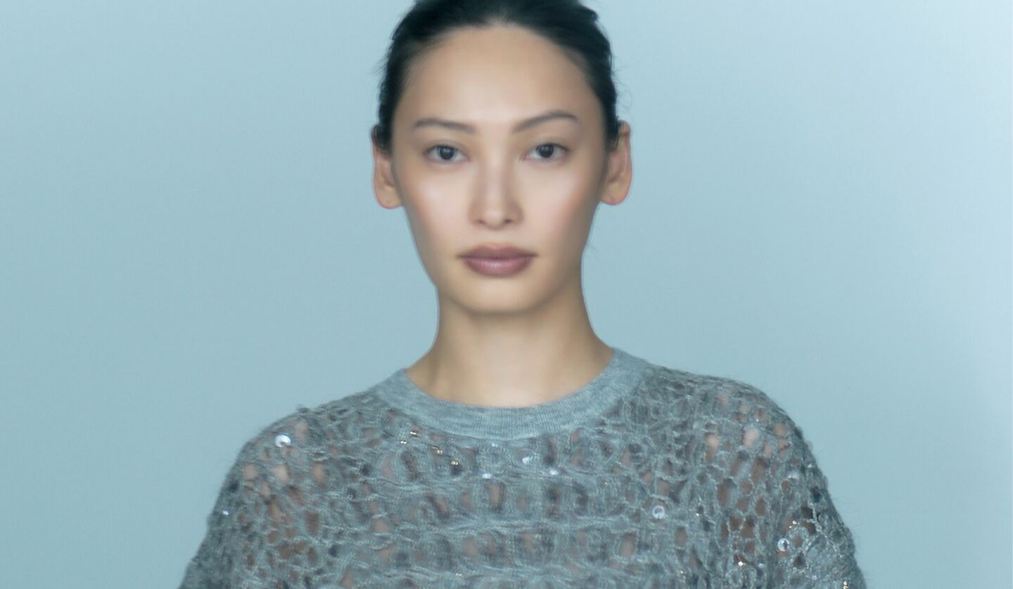 「ブルネロ クチネリ」のドレスを着る大政絢さんの写真