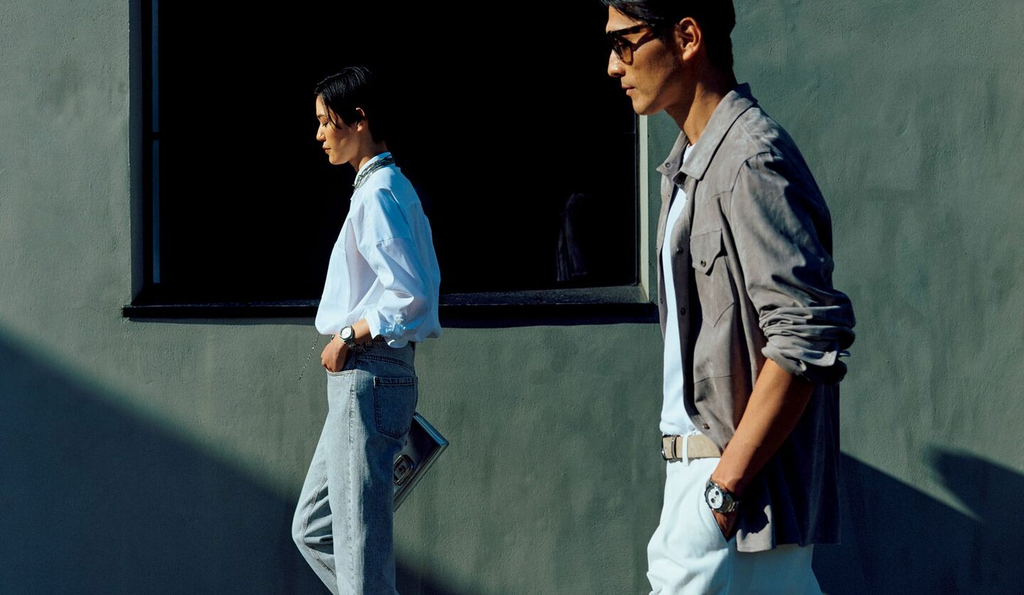 ライトグレーのデニムパンツを着こなした女性と男性の写真
