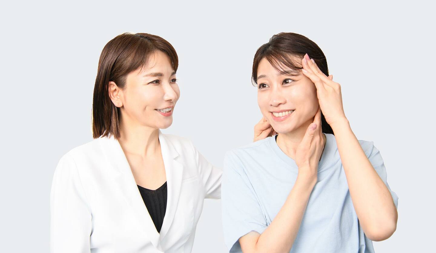 並んでいる二人の女性　ストレッチの指導をしている