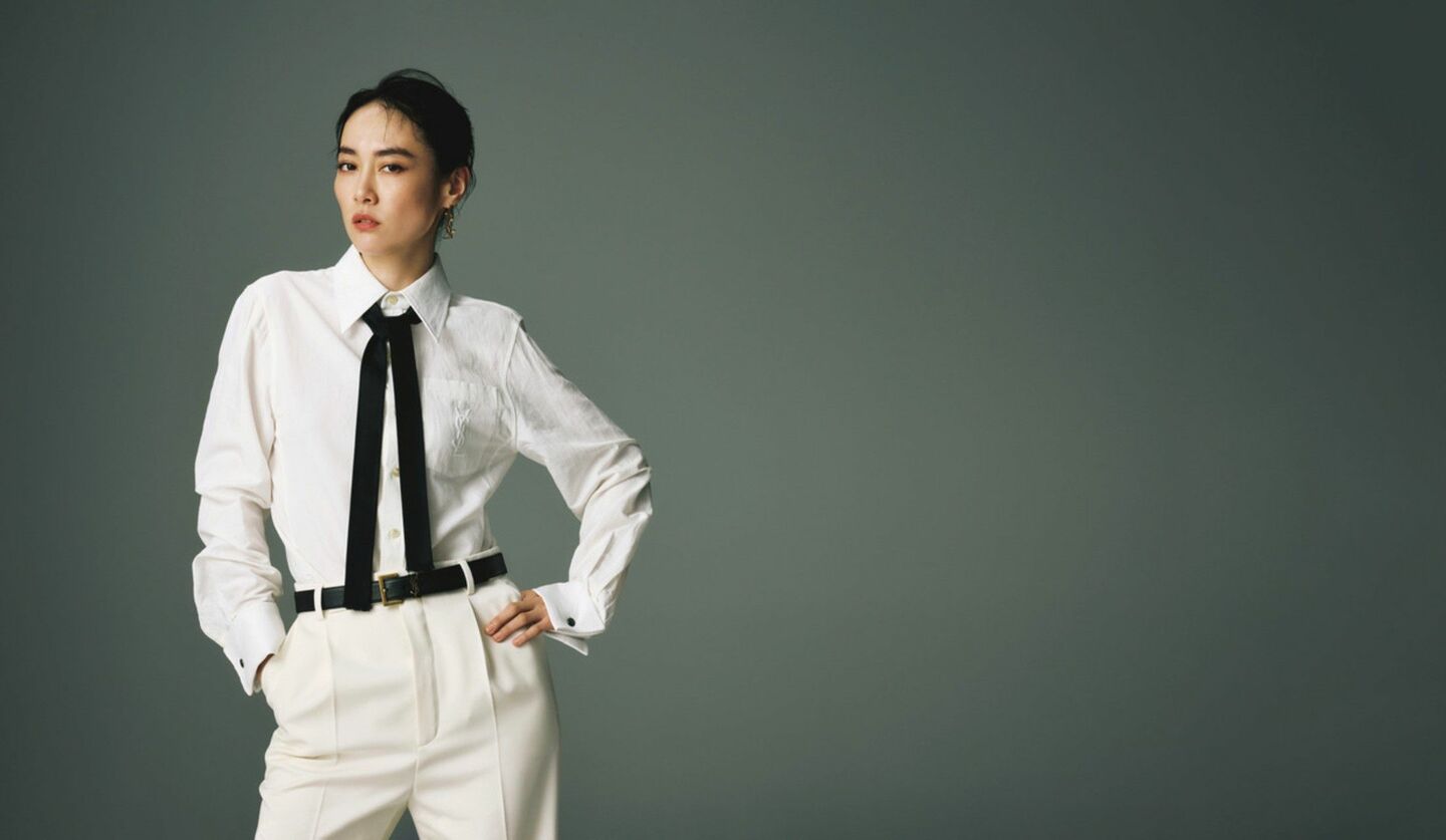 菊地凛子さん白シャツコーデに黒ネクタイの写真