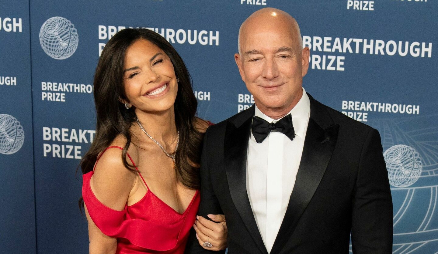 Amazon創設者ジェフ・ベゾスと婚約者のローレン・サンチェス　タキシードと赤いドレスの女性