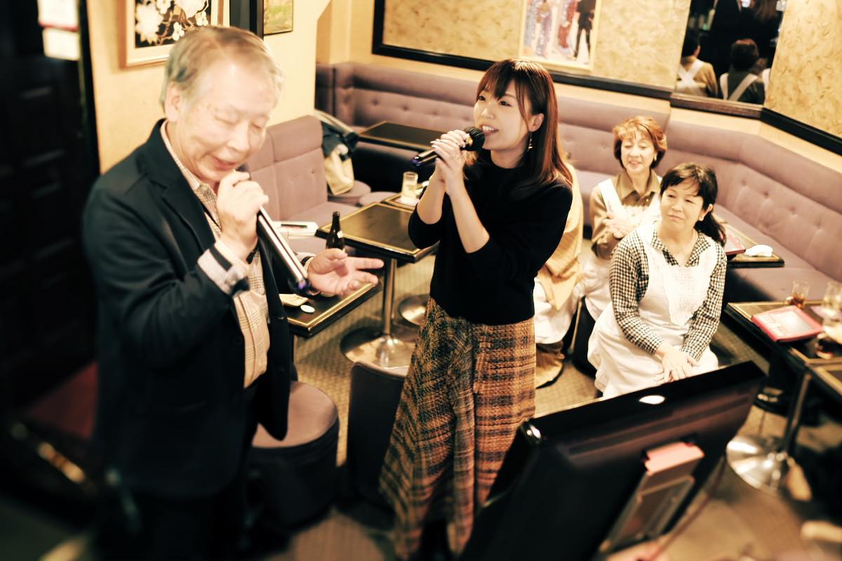 歌謡曲が好きな美女とデュエット! 今宵は会社員・村田奈津実さんと一緒にスナックへ【後編】 MEN'S Precious(メンズプレシャス) 歌謡曲が好きな美女とデュエット! 今宵は会社員・村田奈津実さんと一緒にスナックへ【後編】 MEN'S Precious(メンズプレシャス)