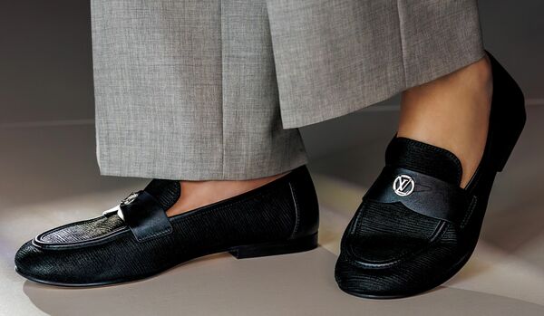 洒落感を放つ「ルイ・ヴィトン」のローファー｜オフィススタイルとも好相性な、正統派デザインがトレンドに回帰