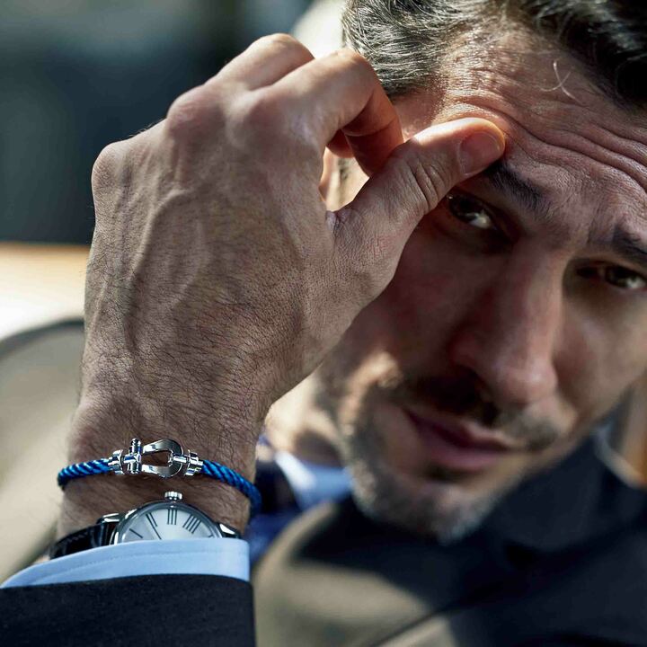 クラシックなスーツスタイルに紳士の風格とモダンな洒落っ気を添えてくれる、稀代の名品ジュエリー『フォース10』。ブレスレット［WG×SS］￥265,000（フレッド）時計￥540,000（LVMH ウォッチ・ジュエリー ジャパン ゼニス〈ゼニス〉） スーツ￥270,000（ビームス 六本木ヒルズ〈スティレ ラティーノ〉） シャツ￥40,000（ストラスブルゴ〈ボナマッサ〉） タイ￥35,000（リングヂャケットマイスター206 青山店〈タイ ユア タイ〉）