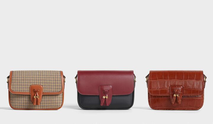 左から/バッグ「タッセルズ ツイード&カーフスキン ミディアム(タン)」¥210,000【縦15×横19×マチ5.5㎝】※ショルダーバッグのミディアムサイズは全4色展開・バッグ「タッセルズ シャイニーカーフスキン ミディアム(ライトバーガンディ/ブラック)」¥230,000【縦15×横19×マチ5.5㎝】・バッグ「タッセルズ スタンプドクロコカーフスキン ミディアム(タン)」¥250,000【縦15×横19×マチ5.5㎝】