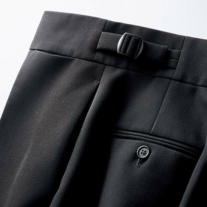 「プラダ」の足首見せパンツのクローズアップカット