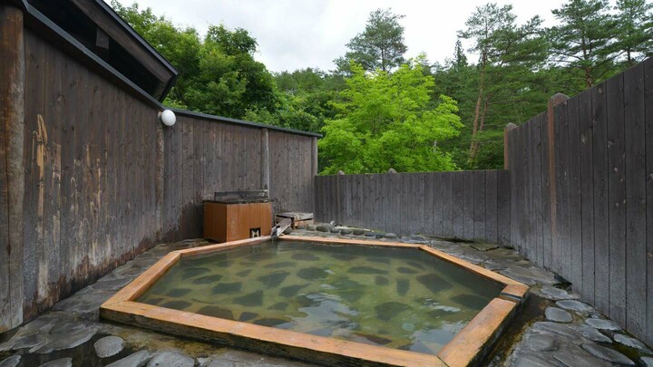 宮城県・鳴子温泉郷中山平温泉にある「琢ひで」の露天風呂「亀の湯」。