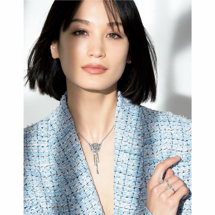 ネックレス￥1,990,000［ホワイトゴールド×ダイヤモンド］・リング各￥1,049,000［ホワイトゴールド×ダイヤモンド］・ジャケット／参考商品（シャネル）　[Precious2019年5月号55ページ]