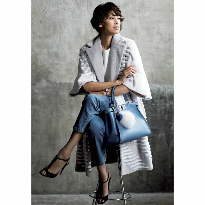 ファーコート［ベルト付き］・ノースリーブブラウス・ジーンズ・バッグ・ファーチャーム［白］・［ブルー］・時計・靴（フェンディ ジャパン）　撮影／熊澤透　BY ：『Precious11月号』小学館、2015年