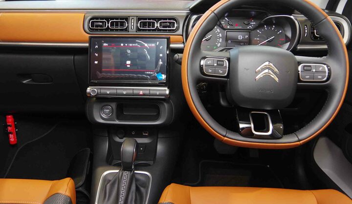 色合いや質感に優れるテップレザーをあしらった、上質で若々しい室内。