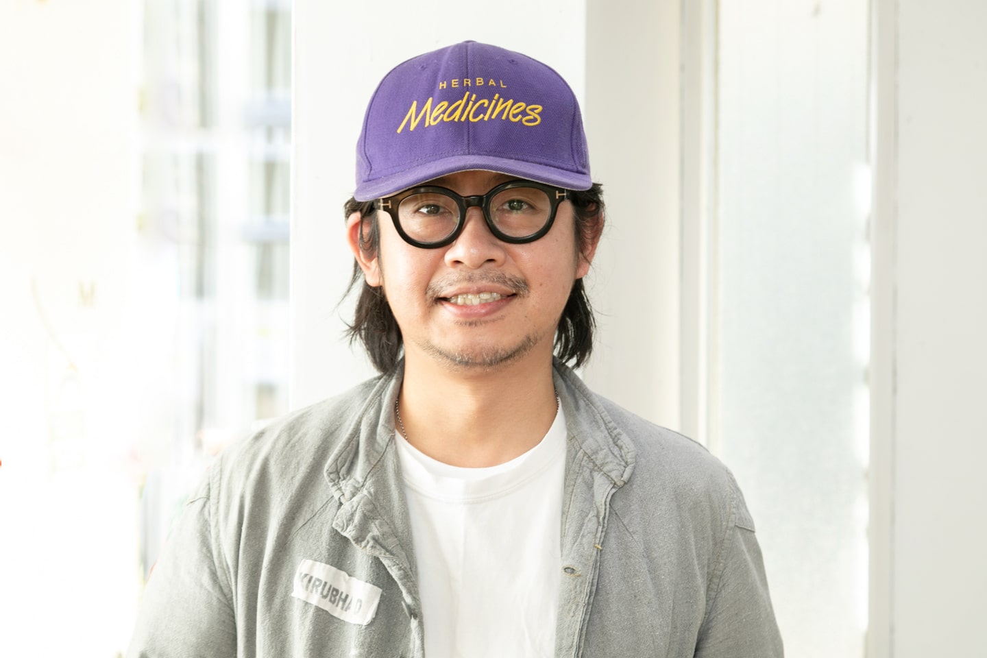 MAISON TSUMUGI オーナークラフトマン・吉沢ジュンさん。「オープンから2周年を迎えました。小さなサロンですが、検温や消毒、フェイスシールドの着用など、安心して来ていただけるように、新型コロナウイルス感染防止対策を徹底しています。お待ちしています!」Instagramアカウント@maison_tsumugi