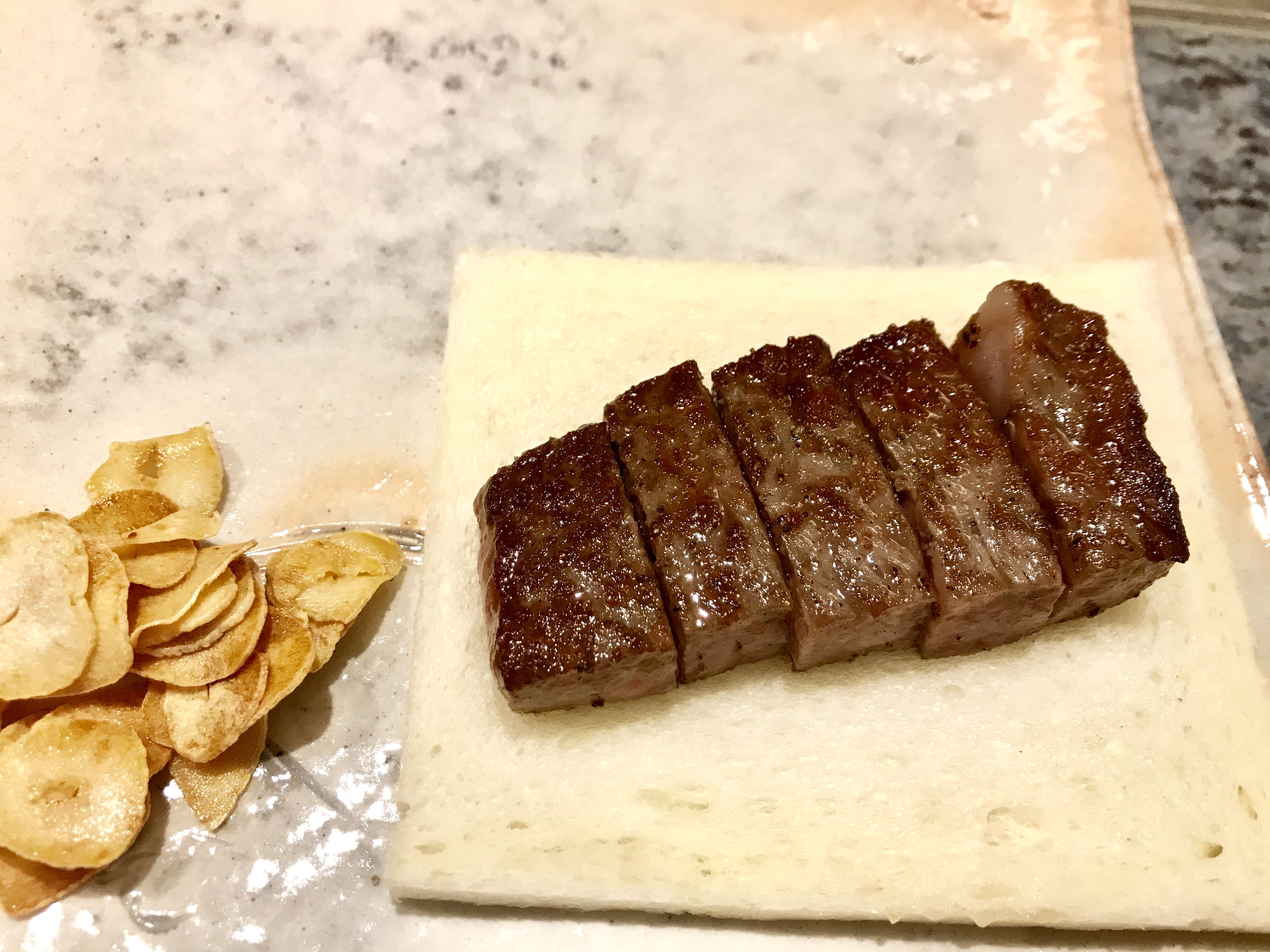 焼けた肉はパンの上に。パンはこのあと、絶品チーズサンドに変身。