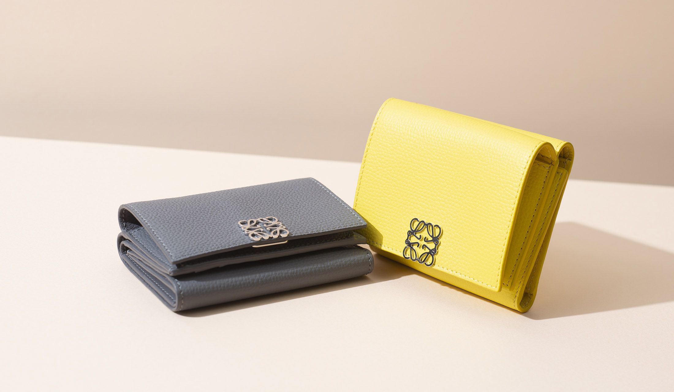 ロエベの“アナグラム”が繊細に艶めく、人気の三つ折り財布が新たな