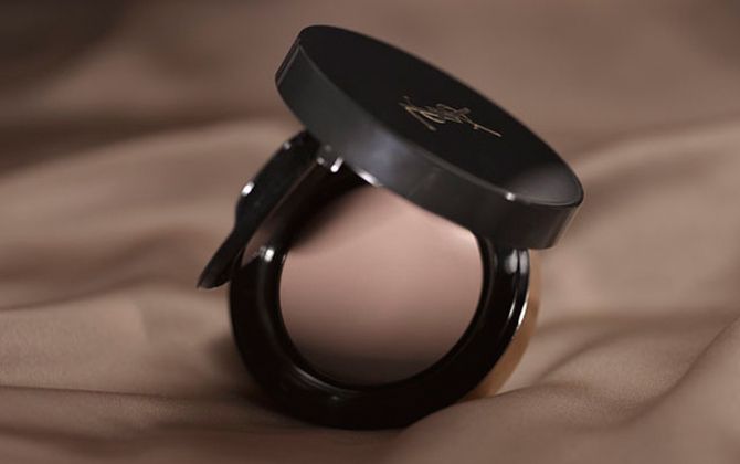 イヴ・サンローラン・ボーテ アンクル ド ポー コンパクト SPF23・PA++ 全6色 ¥7,200・アンクル ド ポー コンパクト スポンジ 全1種 ¥1,200(税抜)