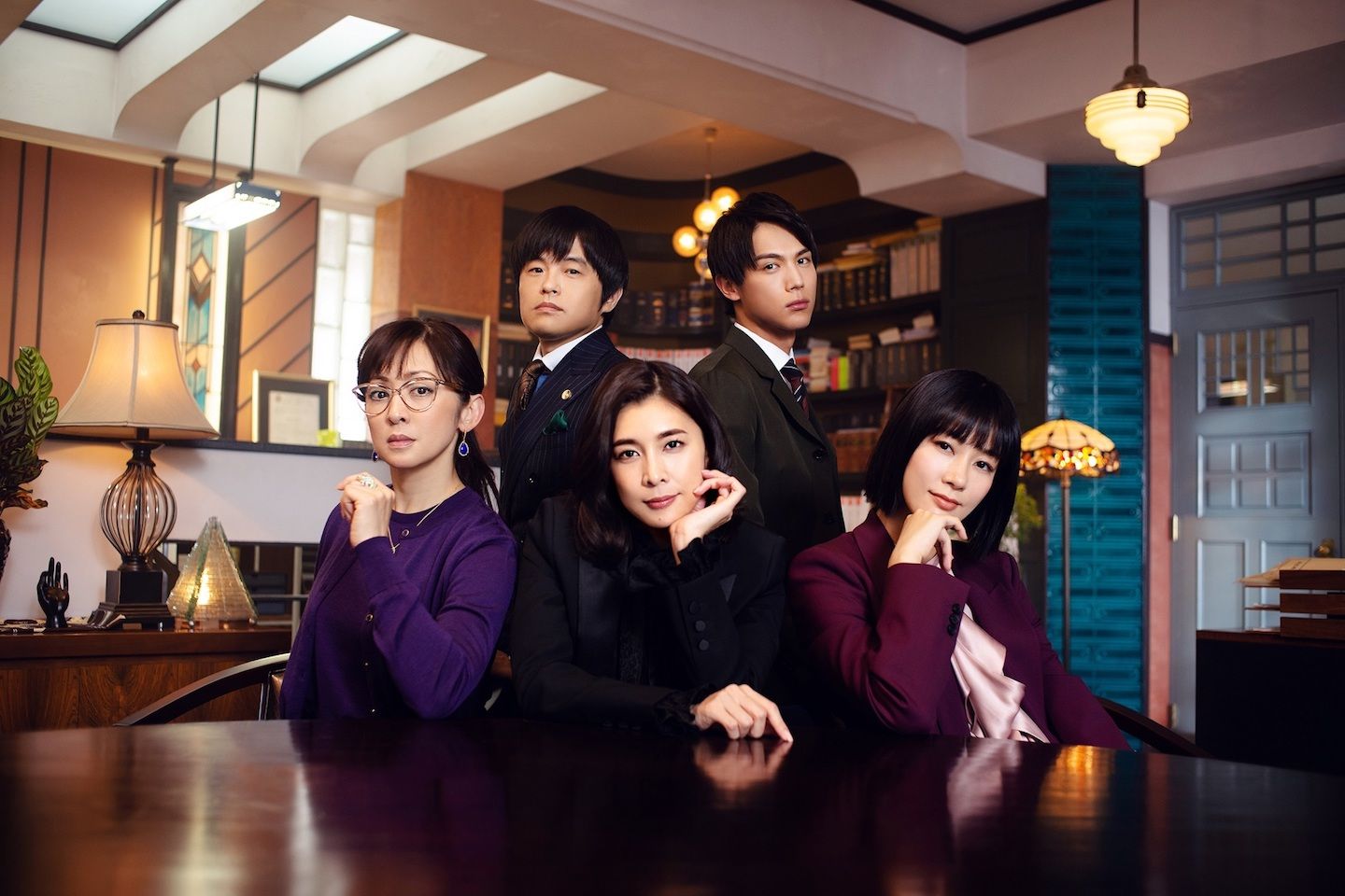 主人公・氷見 江(竹内結子さん)、与田知恵(水川あさみさん)、藤枝修二(中川大志さん)、鈴木太郎(バカリズムさん)、真野聖子(斉藤由貴さん)