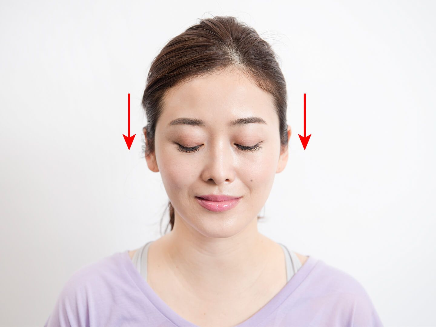 下方向に目を動かしている女性