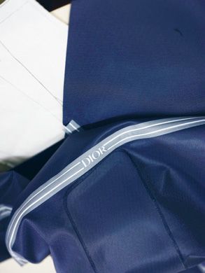 雨や雪をブロックするため内側に配されるシームテープ。剝離のないよう、手仕事で入念に取り付けられる。