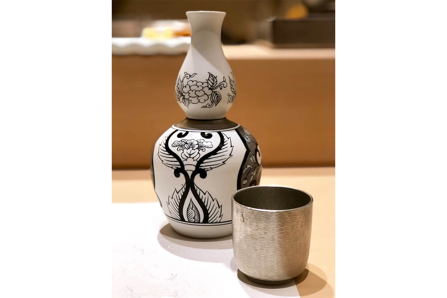 日本酒は黒とプラチナで描かれた吉祥文様の徳利で。