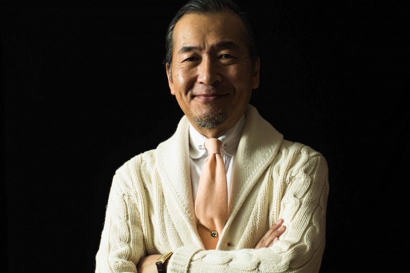 日本を代表するメンズファッションのイラストレーター綿谷寛氏。ファッションにさほど関心のない人でも、彼のイラストは、どこかで見たことがあるのではなかろうか。今回出版された、『<STYLE>1979-2018 男のファッションはボクが描いてきた』は、画伯のデビュー40年にして、初めての作品集となった。