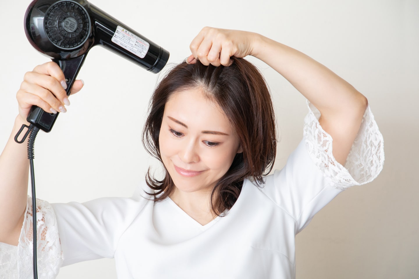 根本に熱を当てたあとは、少し冷ますと形が付きやすい。分け目の部分に高さを出すことを意識して。