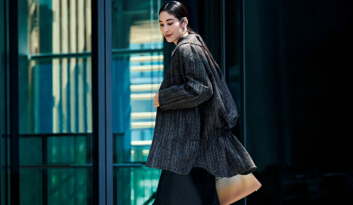 フォルミックなシルエットで魅せる「フェンディ」のバックシャンコート