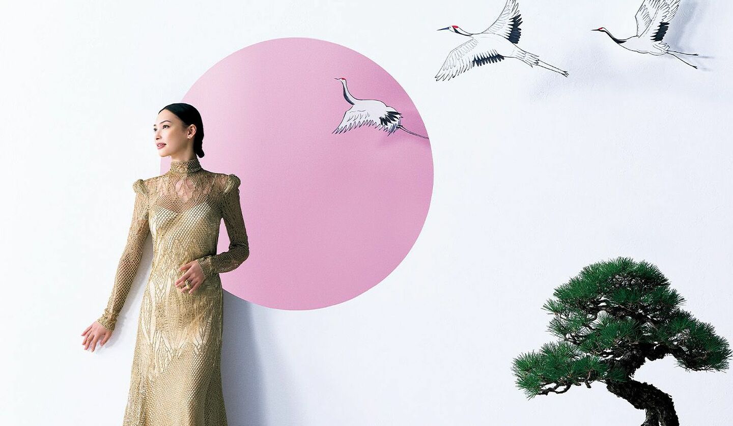 2026年1月号の「AYA in Precious Moment」より、絢さんと鶴、松のイメージ