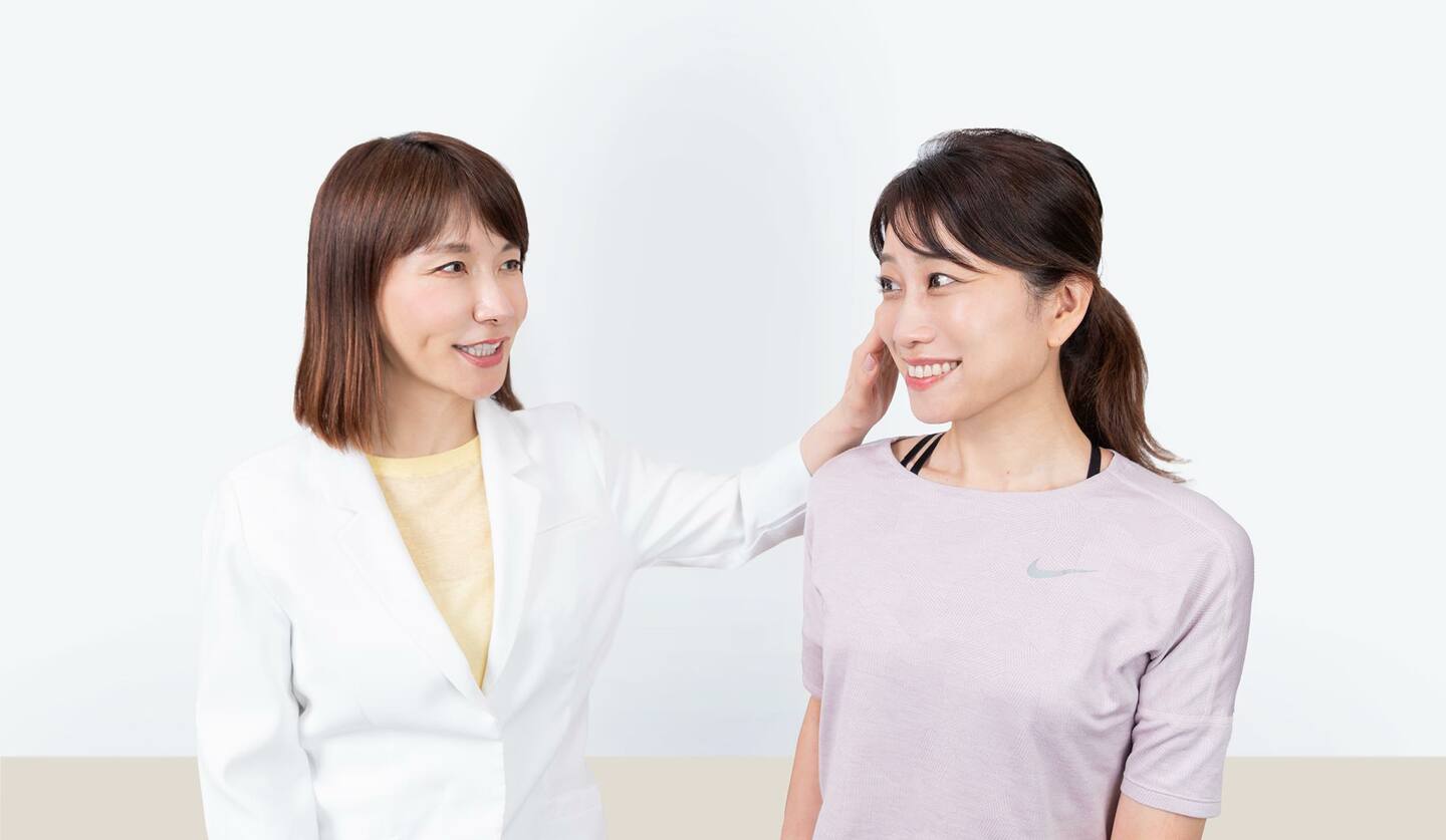 二人の女性　マッサージの指導をしている