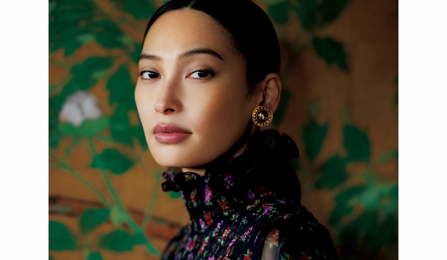 シルクシフォンのプリントワンピースをまとう大政 絢さんと、旧嵯峨御所 大本山 大覚寺の障壁画