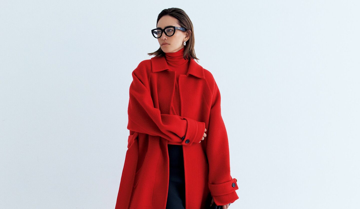 ポステレガントの赤のベルテッドコートを着るモデルRINAさんの写真