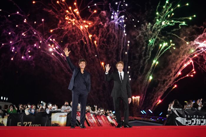 2022年5月24日、横浜市の大さん橋で行われたジャパンプレミアの様子。左から主演のトム・クルーズ、プロデューサーのジェリー・ブラッカイマー。。