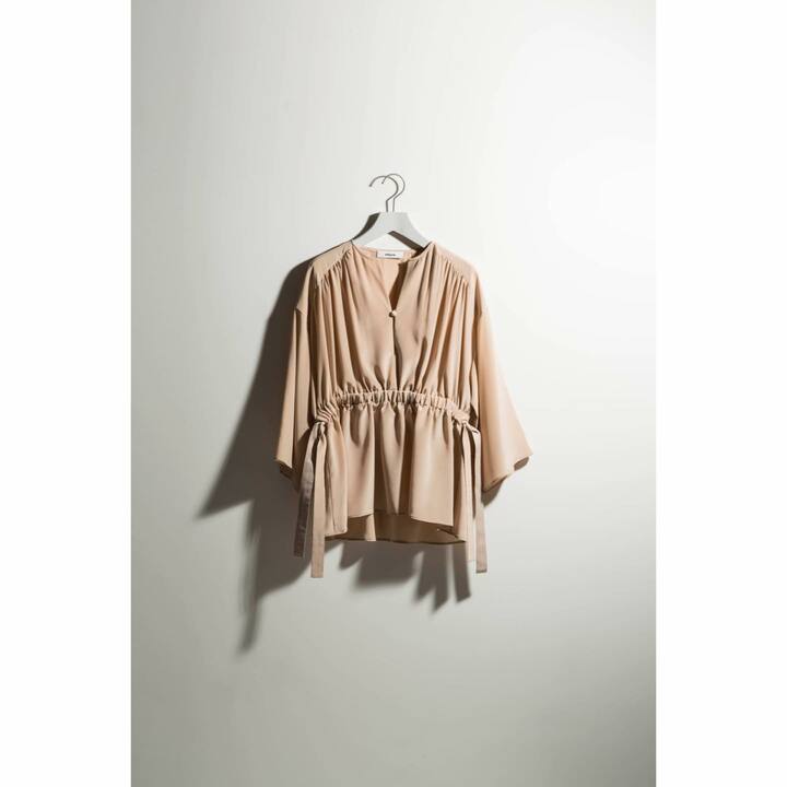 落ち着いた上品さが漂い、今っぽい華やかさをもたらして。[2月上旬発売予定]￥36,000（ebure）