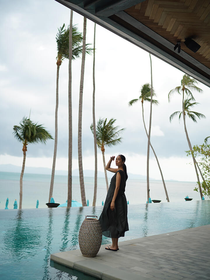 プールサイドに佇む立野リカさん