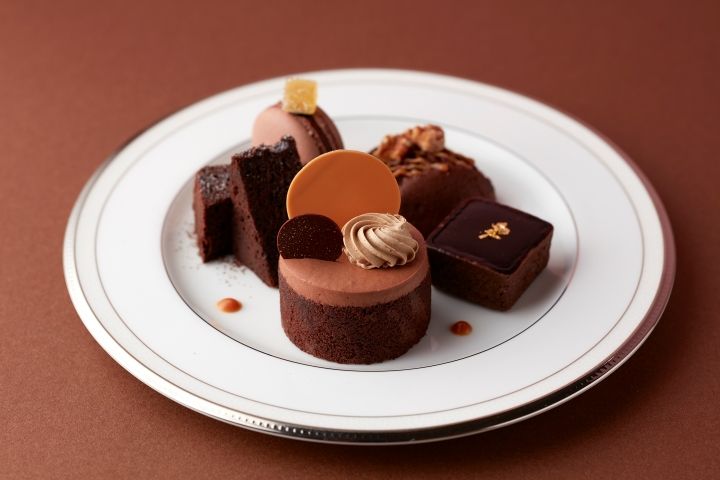 左上から反時計回りに/ガトーショコラ、ミルクチョコレートのムース、チョコレートタルト、チョコレートバナナマフィン、マカロンショコラ