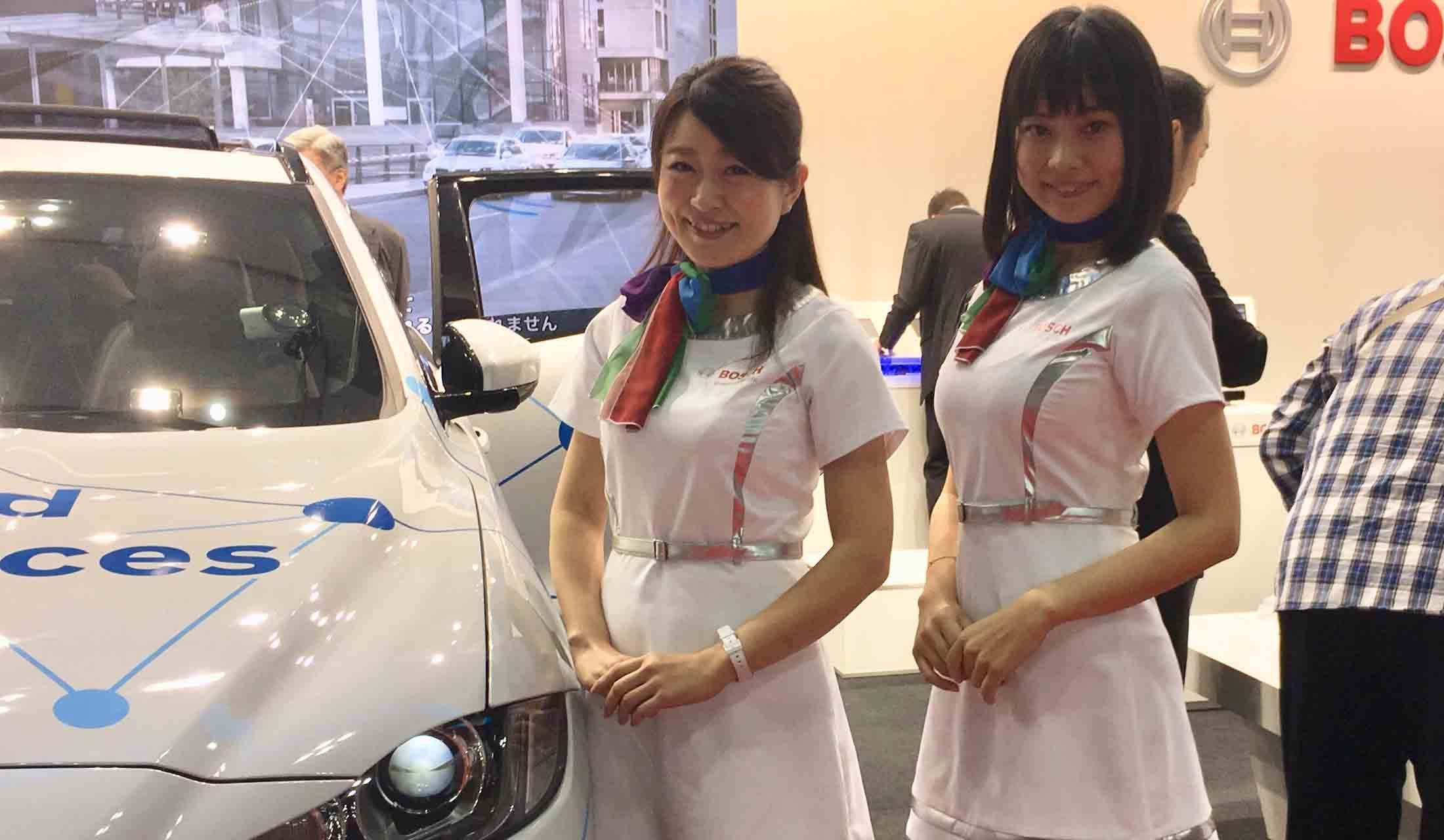 ボッシュブースにて。美しい立ち姿に見惚れる。