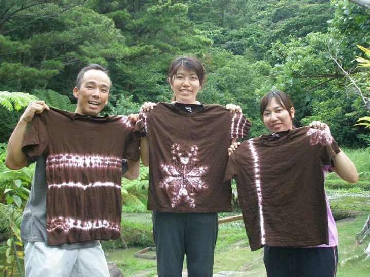綿糸やゴムで絞りを施し、泥で染色する