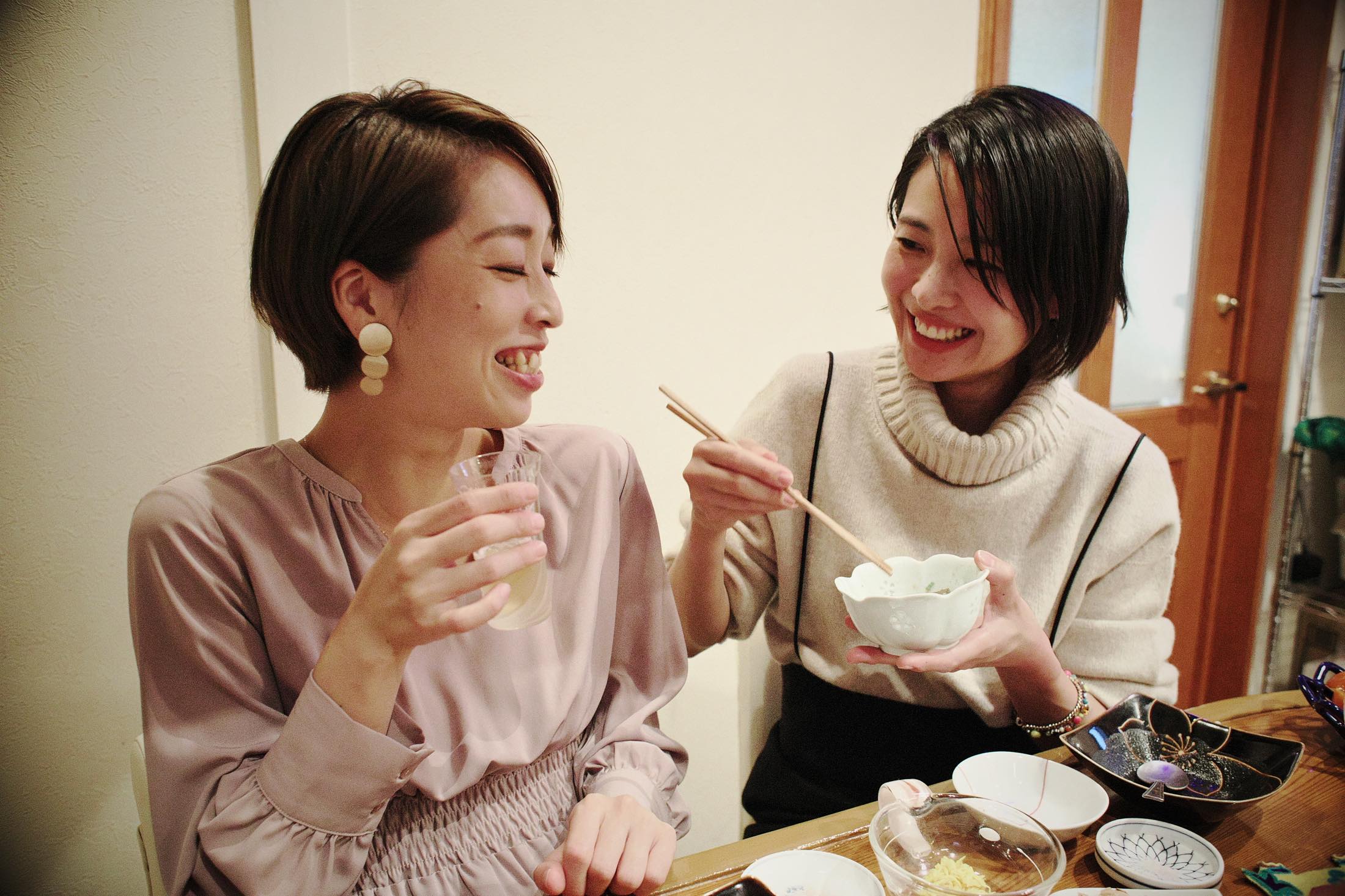 「これがおいしい」、「こっちもおいしい」と言いながら、料理を口に運ぶ